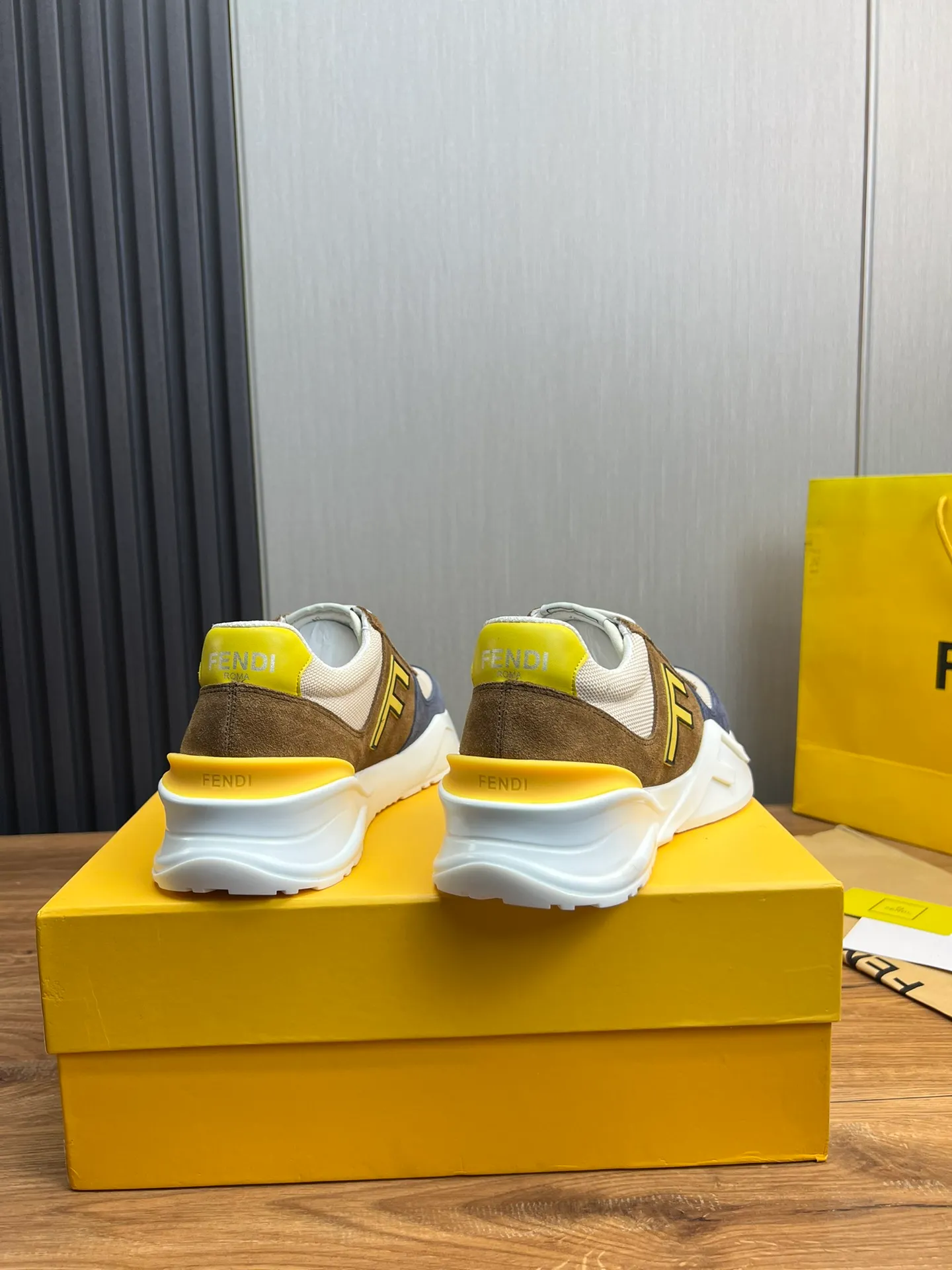 Men's shoes 💰520💰 Fendi [Fendi] hot style is on the market 🔥Fashionable casual men's shoes 🔱 Made of original cowhide + breathable mesh lining + sheepskin feet, perfect shape, top quality, you deserve it 🔜Original outsole, ultra-light, non-slip and wear-resistant 👣 Standard size 38-44 (customized in 45)